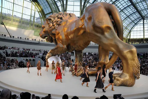 5 самых невероятных сет-дизайнов на показах Chanel