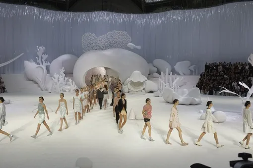 5 самых невероятных сет-дизайнов на показах Chanel