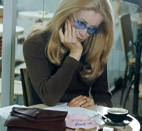 Одеться как героиня Катрин Денев в фильме «Манон 70»