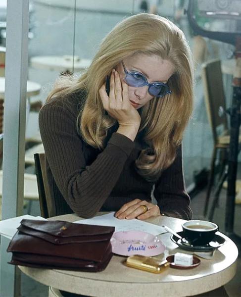 Одеться как героиня Катрин Денев в фильме «Манон 70»