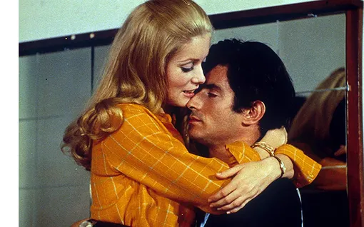 Одеться как героиня Катрин Денев в фильме &laquo;Манон 70&raquo;