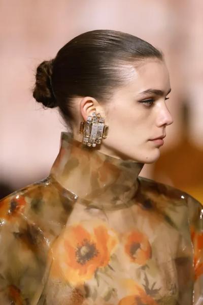 Прозрачный намек: какие серьги выбрать прямо сейчас