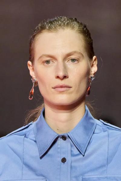 Прозрачный намек: какие серьги выбрать прямо сейчас