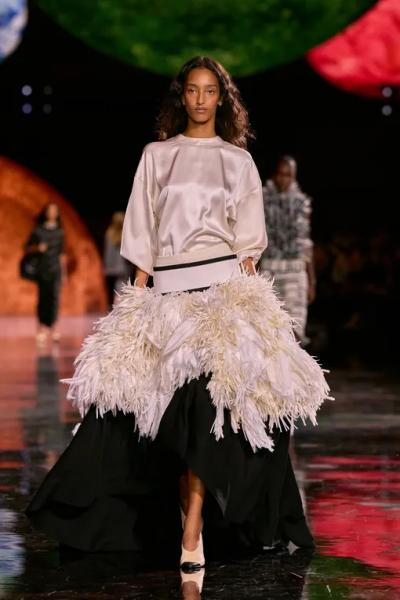 Тренд на объем и культ худобы: почему мода снова говорит разными голосами