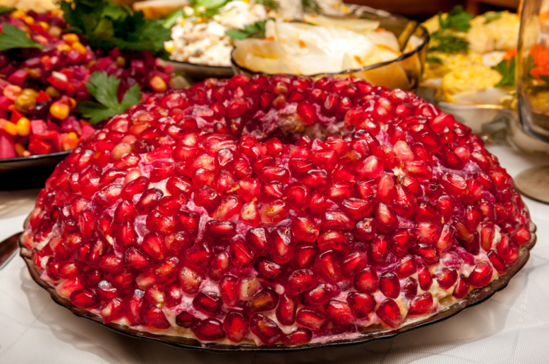 3 рецепта вкусного гранатового браслета на новогодний стол