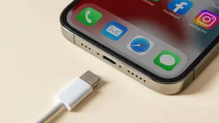 Названы приложения, которые съедают больше всего заряда в смартфоне
