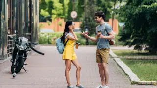 Учёные выяснили, что люди стали меньше говорить